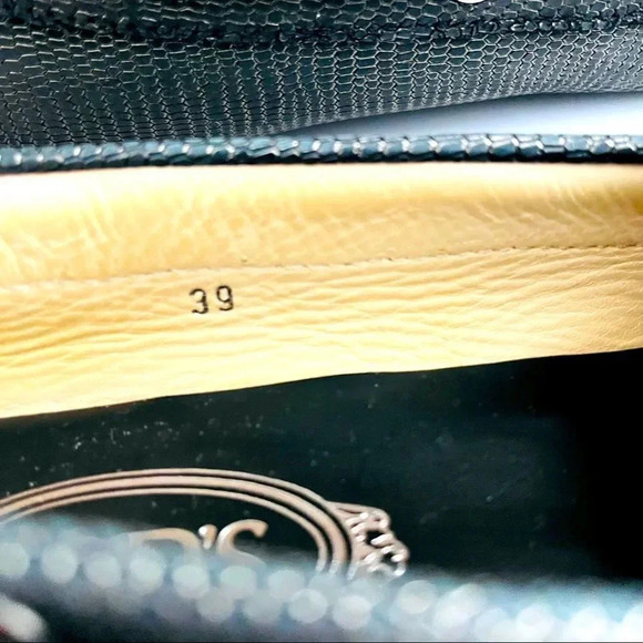 TOD’S Gommino Textured Leather Loafers - Picture 8 of 9